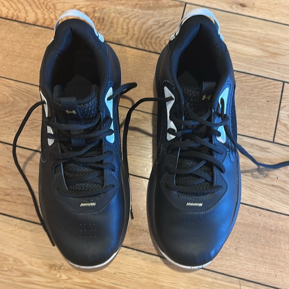 Under Armor Tennis Shoes - Picture 2 of 6